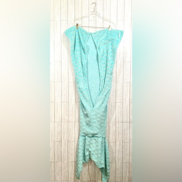 Mermaid Tail Blanket - Picture 3 of 3